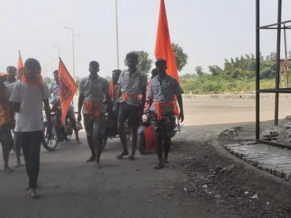 Devotees of Satara Vijaypur ran from Tuljapur Rested in front of Gramdevi of Solapur with a flame | सातारा, विजयपूरचे भक्त तुळजापूरमधून धावले; ज्योत घेऊन सोलापूरच्या ग्रामदेवीपुढे विसावले