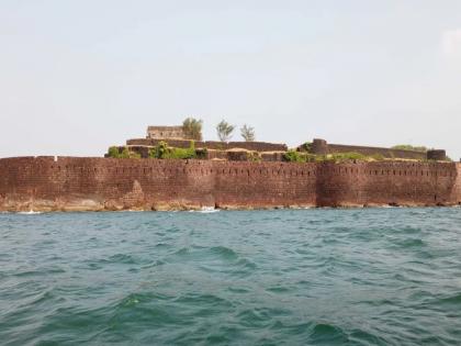 The fortifications of Vijaydurg fort collapsed again, Neglect of Archeology Department | विजयदुर्ग किल्ल्याची तटबंदी पुन्हा ढासळली, अस्तित्वाचा प्रश्न गंभीर; पुरातत्त्व विभागाचे दुर्लक्ष