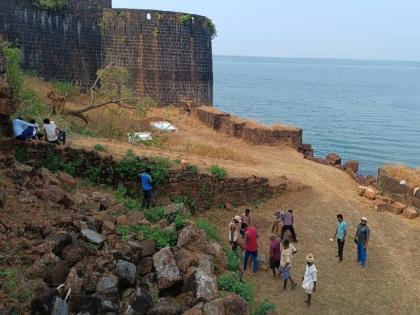 The actual start of the construction of the crumbling wall of the Vijaydurg fort armored fortifications | विजयदुर्ग तट बंदीची दुरुस्ती सुरू, केंद्रीय मंत्री नारायण राणेंचा पाठपुरावा 