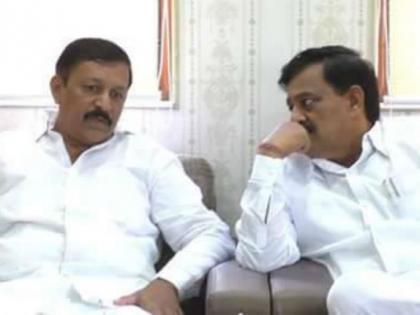 Solapur Politics; In the face of Solapur Lok Sabha elections, two Deshmukhs have a good time | Solapur Politics; सोलापूर लोकसभा निवडणुकीच्या तोंडावर दोन देशमुखांतील सुंदोपसुंदी कायम 