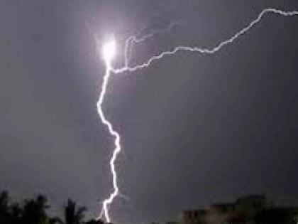 Woman killed by lightning; Suddenly, in the afternoon, lightning struck the body | अंगावर वीज कोसळून महिला ठार; अचानक दुपारी वीज कोसळली