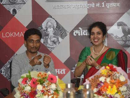 दुर्घटना घडली की व्हिडीओ काढणाऱ्यांना त्या दोघांनी दिला माणुसकीचा धडा..! - Marathi News | the two of them gave a lesson in humanity to those who were filming the accident | Latest News at Lokmat.com