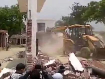 bithoor vikas dubey house demolished by local administration | आठ पोलिसांची हत्या करणाऱ्या विकास दुबेविरोधात सरकारची कारवाई, जेसीबीने पाडले घर 