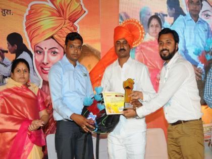 Vikas Ganesh Patil Grammaraksha Puraskar | नशिराबादचे सरपंच विकास गणपत पाटील यांना ग्रामरक्षण पुरस्कार