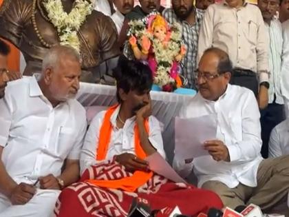 Big news regarding Maratha reservation! 4 government ministers including Radhakrishna Vikhe Patil meet Manoj Jarange Patil with final draft | मराठा आरक्षणाबाबत मोठी बातमी! अंतिम मसुदा घेऊन सरकारचे ४ मंत्री मनोज जरांगेंच्या भेटीला Big news regarding Maratha reservation! 4 government ministers including Radhakrishna Vikhe Patil meet Manoj Jarange Patil with final draft | मराठा आरक्षणाबाबत मोठी बातमी! अंतिम मसुदा घेऊन सरकारचे ४ मंत्री मनोज जरांगेंच्या भेटीला