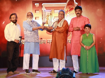 Vikram gokhale awarded 'Chitrabhushan' award | विक्रम गोखले यांना 'चित्रभूषण’पुरस्कार प्रदान