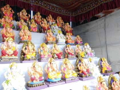 Bappa should give him wisdom soon; A 60-year-old woman stole Rs 50,000 from a Ganesh idol shop | बाप्पानं लवकरचं यांना बुद्धी द्यावी; गणेश मूर्ती विक्री दुकानातूनचं ६० वर्षीय महिलेनं चोरले ५० हजार