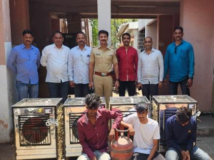 The three who extended the cylinder with the cooler were hit with shackles! MIDC police action | कूलरसह सिलिंडर लांबविणाऱ्या तिघांना ठोकल्या बेड्या! एमआयडीसी पोलिसांची कारवाई