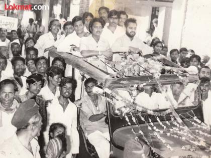 A decorated jeep in the wedding ceremony Difficult to stand rally in memory of former Chief Minister Vilasrao deshmukh | वरातीप्रमाणे सजवलेली जीप! उभं राहणंही कठीण, माजी मुख्यमंत्री विलासरावांच्या आठवणीतली रॅली