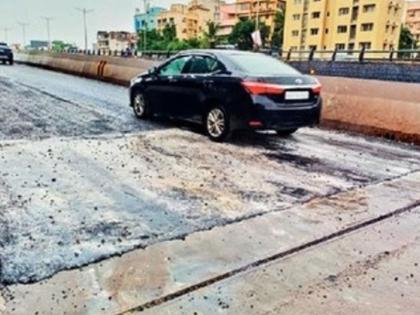 in mumbai the flyover constructed at vile parle has got potholes in just four month contractor fined | मुंबईतल्या खड्यांवर नोटिशीचे मलम; विलेपार्ले उड्डाणपुलाची अवघ्या चार महिन्यांत दुरवस्था