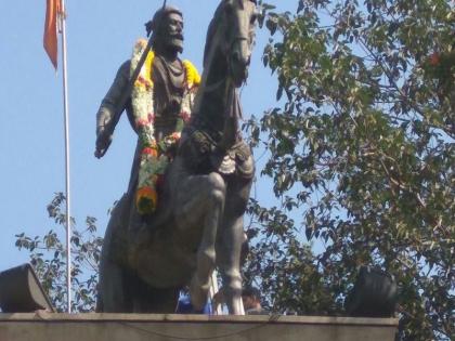 No umbrella for Shivaji Maharaj statues in Maharashtra | शिवाजी महाराजांचे पुतळे छत्रविना ! 365 दिवस पुतळे झेलत आहेत ऊन-पाऊस