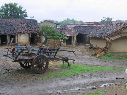 Strange Reality as A village in two districts But the situation is no one accepts it | अजबच: एक गाव दोन जिल्ह्यांत; पण स्थिती... ‘घर का ना घाट का’