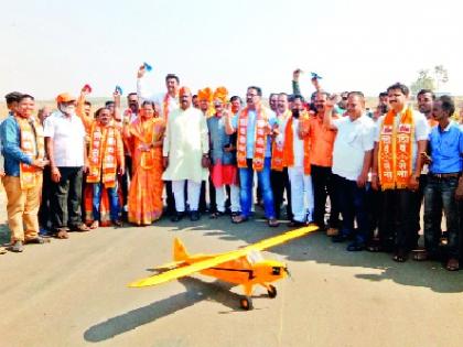  Unexplained movement of Shiv Sena on protests by Kolhapur airport | विमानतळावर उडाली कागदी विमाने --कोल्हापूरची विमानसेवा रखडल्याचा केला निषेध शिवसेनेचे अनोेखे आंदोलन