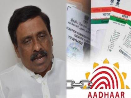 Shiv Sena opposes linking voter ID card with Aadhaar card, accuses central government of cunning | मतदार ओळखपत्राला आधारकार्डशी लिंक करण्यास शिवसेनेचा विरोध, यामागे केंद्र सरकारचा कुटील डाव असल्याचा केला आरोप