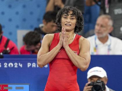 Paris Olympics 2024 : Got to bring gold Vinesh Phogat's promise to his mother from Paris Olympics | Paris Olympics 2024 : "गोल्ड आणायचं आहे..."; पॅरिस ऑलिम्पिकमधून विनेश फोगाटचं आईला वचन