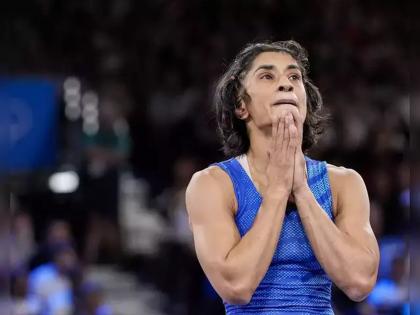 Vinesh Phogat Disqualified From Olympics: Vinesh's condition worsened after being disqualified from the Olympics, he was admitted to the hospital due to unconsciousness | ऑलिम्पिकमधून बाद ठरवण्यात आल्यानंतर विनेशची प्रकृती बिघडली, बेशुद्ध झाल्याने रुग्णालयात दाखल