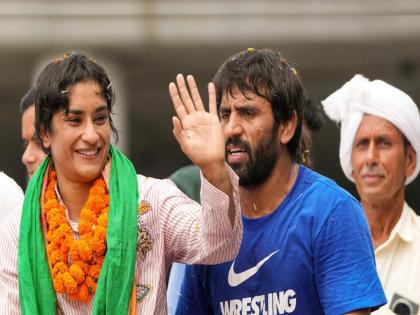 India's star female wrestler Vinesh Phogat has resigned from the Indian Railways job | विनेश फोगाटचं ठरलं! रेल्वेतील नोकरीचा दिला राजीनामा, राजकारणात प्रवेश करणार?