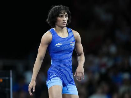 Paris Olympics 2024 Vinesh Phogat First Athlete To Be Disqualified Final Because Weight Know About Why She Changed Weight Category | सोनेरी डाव टाकण्याआधी घात! 53 किलो सोडून विनेश फोगाटनं 50 किलो वजनी गटातून का ठोकला शड्डू?