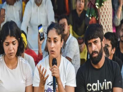 Vinesh Phogat says we are devotees of Bajrang Bali and did not break the barricades and wrestlers' agitation against WFI president Brijbhushan Sharan Singh is still going on  | "आम्ही बजरंग बलीचे भक्त आहोत, बॅरिकेड्स तोडले नाहीत", विनेश फोगाटचं स्पष्टीकरण