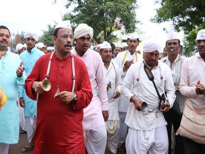 Video Vinod Tawde participates in Pandharpur Wari 2019 | Video : विनोद तावडेंचा माऊलींच्या पालखी सोहळ्यात सहभाग, विद्यार्थ्यांच्या स्वच्छता मोहिमेचं केलं कौतुक