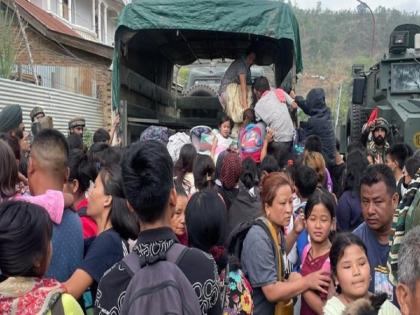 Rush to flee violence-hit Manipur drives Rs 2,500 air ticket to Rs 25,000 | मणिपूर हिंसाचार : विमानतळावर बस स्टँडसारखे दृश्य; 2500 रुपयांचे तिकिट मिळतंय 25,000 रुपयांना