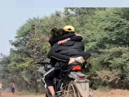 bhilai romance of lovers on the streets of bhilai girlfriend sitting on the tank of bike and hugged the lover and kissed video viral | हे काय चाललंय! प्रेमी युगुलाचा बाईकवर बसून खुलेआम रोमान्स; महिन्यातील चौथा video viral