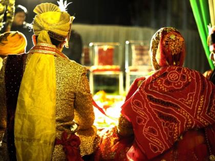 shocking bride elope with her college lover after marriage in laws left watching | घरच्यांनी जबरदस्ती लग्न लावून दिलं, दुसऱ्याच दिवशी तरुणी प्रियकरासोबत 'या' वस्तु घेऊन झाली फरार; सासरच्यांना बसला धक्का