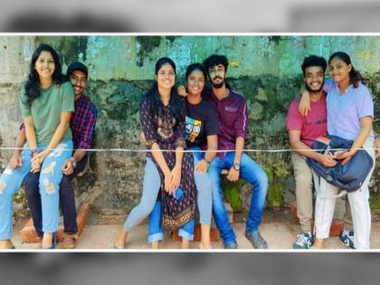 Viral Photo of girls boys sitting on lap on bus stop goes viral trending news for protest in Kerala see details | Viral Photo Trending News: मुलं-मुली मांडीवर बसलेल्या 'या' फोटोची का होतेय इतकी चर्चा, जाणून घ्या यामागचं खास कारण