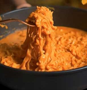 मॅगी करण्याची ही व्हायरल रेसिपी पाहिली का? मॅगीत चीज पाहा लागतो कसा हा व्हायरल पदार्थ