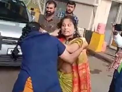 Two women clashed at the toll booth, slapped them, pulled their clothes, the video went viral | Viral Video: टोल नाक्यावर दोन महिला भिडल्या, थपडा मारल्या, झिंज्या उपटल्या, व्हिडीओ व्हायरल 