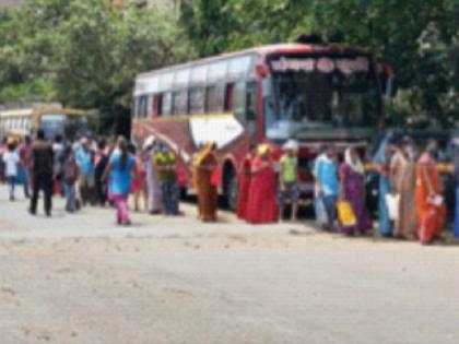 Maharashtra Lockdown: Long queue for Virar ration !, Lockdown scares citizens again | Maharashtra Lockdown : विरारला रेशनसाठी लांबच लांब रांग!, लॉकडाऊनची नागरिकांमध्ये पुन्हा धास्ती