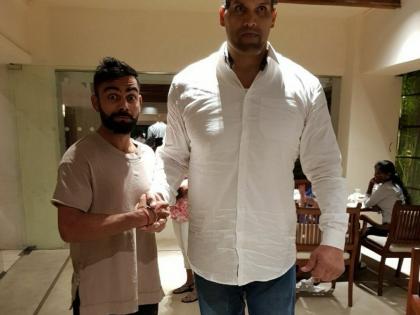 The Great Khali gift taken by Friendship de la Kohli | फ्रेंडशिप डे ला कोहलीने घेतली द ग्रेट खलीची भेट