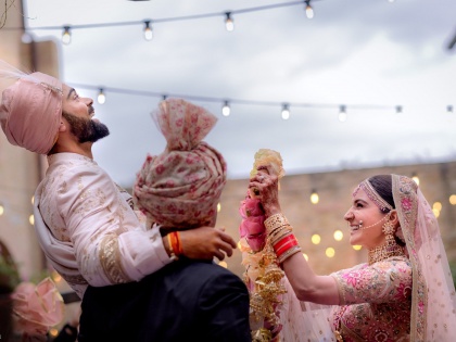 virat kohli anushka sharma wedding kohli ties the knot with anushka | शुभमंगल सावधान! 'विरूष्का' अखेर विवाहबंधनात, विराट-अनुष्काने इटलीत घेतले सात फेरे