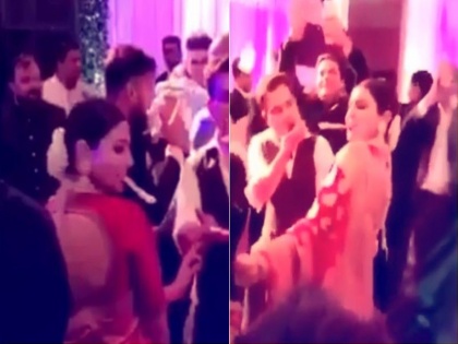 Ankushka Sharma Holds A Note In Her Mouth and Dances | VIDEO- तोंडात नोट पकडून नाचली अनुष्का शर्मा, कॅप्टन कोहलीनेही दिली साथ