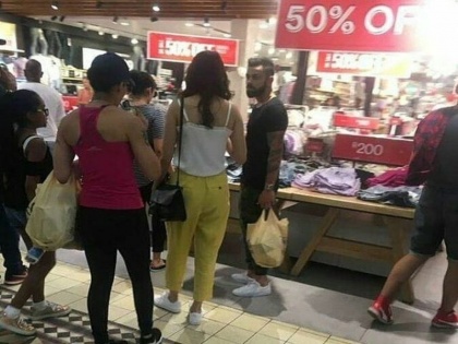 Virat-Anushka's shopping in South Africa, trolled on social media | विराट-अनुष्काची दक्षिण अफ्रिकेत शॉपिंग, सोशल मीडियाने घेतली मजा