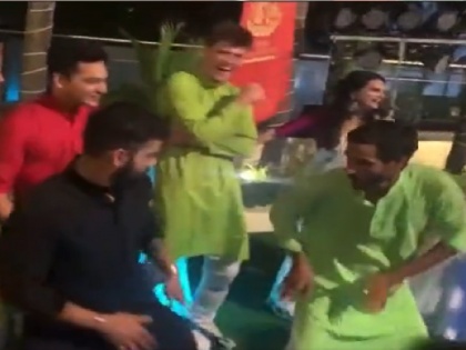 ipl rcb virat kohli dancing fiercely at maxwells wedding party video of him dancing in black kurta went viral | Virat Kohli Dance Video: मॅक्सवेलच्या वेडिंग पार्टीमध्ये विराट थिरकला, ब्लॅक कुर्त्यामध्ये डान्स करताना व्हिडीओ व्हायरल