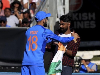 India vs Ireland 2nd T20I Fan breaches security to meet Virat Kohli | 'तो' सुरक्षा भेदून विराटला भेटायला थेट मैदानात आला अन्...