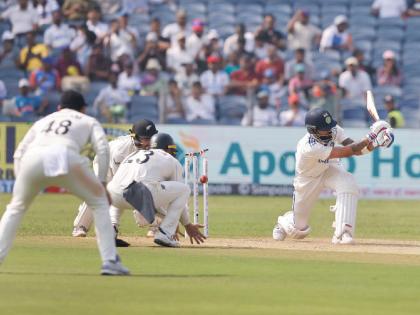 ind vs nz 2nd test updates former cricketer sanjay manjrekar criticises Virat Kohli's baffling dismissal | IND vs NZ : सोप्या चेंडूवर विराटचा त्रिफळा; सगळेच अवाक्, भारताच्या माजी खेळाडूनं साधली टीकेची संधी