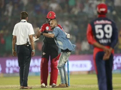 IPL 2018 Virat Kohli fan tries to click selfie with him on pitch | IPL 2018: ...जेव्हा विराटचा चाहता सेल्फीसाठी सुरक्षा रक्षकांचं कवच भेदून मैदानात धाव घेतो