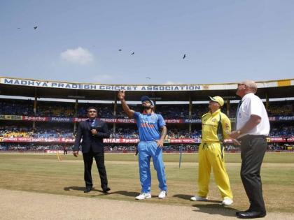 Batting first, winning the toss of Australia | ऑस्ट्रेलियानं उभारली कासवछाप धावसंख्या, भारताची विजयाच्या दिशेनं वाटचाल