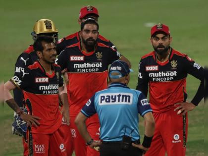 IPL, 2021 RCB vs KKR Eliminator Live : The umpire decision has cost RCB 2 runs tonight, Virat Kohli lost his cool at umpire's for their poor decisions. | IPL, 2021 RCB vs KKR Eliminator Live : अम्पायरच्या चुकीच्या निर्णयांचा RCBला फटका, विराट कोहलीनं गमावला ताबा अन् विचारला जाब!