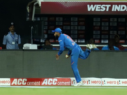 India vs West Indies, 2nd T20I: Virat Kohli takes an absolute stunner to dismiss Hetmyer in the 2nd T20I | India vs West Indies, 2nd T20I: विराट कोहलीची सुपर डाईव्ह; प्रेक्षकही श्वास रोखून उभे राहिले, Video