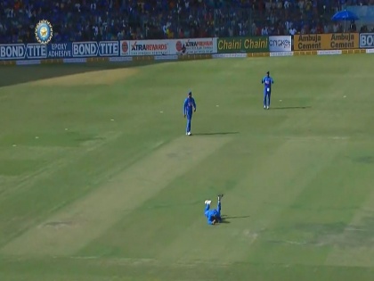 India vs Australia, 3rd ODI: India finally gets the breakthrough,fantastic diving catch by Captain Virat Kohli, Watch Video | India vs Australia, 3rd ODI: विराट कोहलीचा स्टनिंग कॅच, ऑस्ट्रेलियाला मोठा धक्का Video