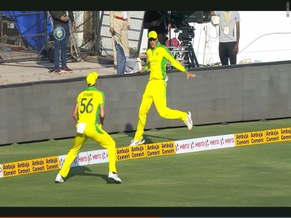 India vs Australia, 2nd ODI : Two players take Virat Kohli's super duper catch, Watch Video | India vs Australia, 2nd ODI : दोघांनी टिपला विराटचा सुरेख झेल, पाहा नेमकं काय घडलं Video