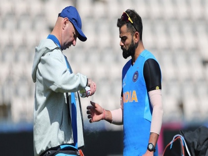 ICC World Cup 2019 : Virat Kohli hurts thumb during practice session in Southamption | ICC World Cup 2019 : विराट कोहलीने दुखापत करून घेतली; भारताच्या वर्ल्ड कप मोहिमेला धक्का