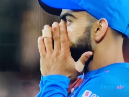 India Vs New Zealand, 2nd T20I: Ross Taylor gets another life as Virat Kohli drops a dolly at long-on. That's a very rare thing for the Indian skipper | IND Vs NZ, 2nd T20I: ...अन् विराट कोहलीवर आली तोंड लपवण्याची वेळ