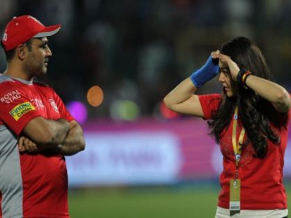 preity zinta slams Viru after defeat against rajasthan | प्रीतीच्या 'तमाशा'नं वीरू दुखावला, पंजाबला करणार अलविदा?