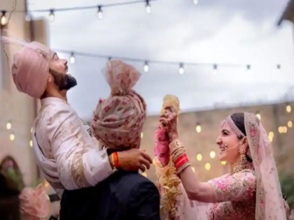 Virat Kohli will get surprise from Anushka on first wedding anniversary | विराट कोहलीला लग्नाच्या anniversaryला अनुष्काकडून मिळणार Surprise