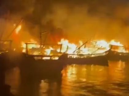 A massive fire broke out in Visakhapatnam fishing harbour, The fire that started with the first boat eventually spread to 40 boats, Andhra Pradesh | विशाखापट्टणम बंदरात भीषण आग, 40 बोटी जळून खाक, मच्छिमारांचे मोठे नुकसान