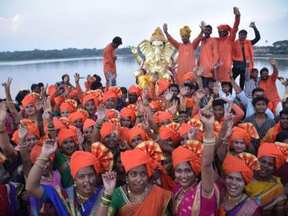 immersion procession of Ganesha idols fear of Corona | यंदाही गणेशमूर्तींच्या विसर्जन मिरवणुकीवर कोरोनाचे सावट